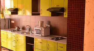 Гостевой дом Zemfira Ялта Классический трехместный номер-13